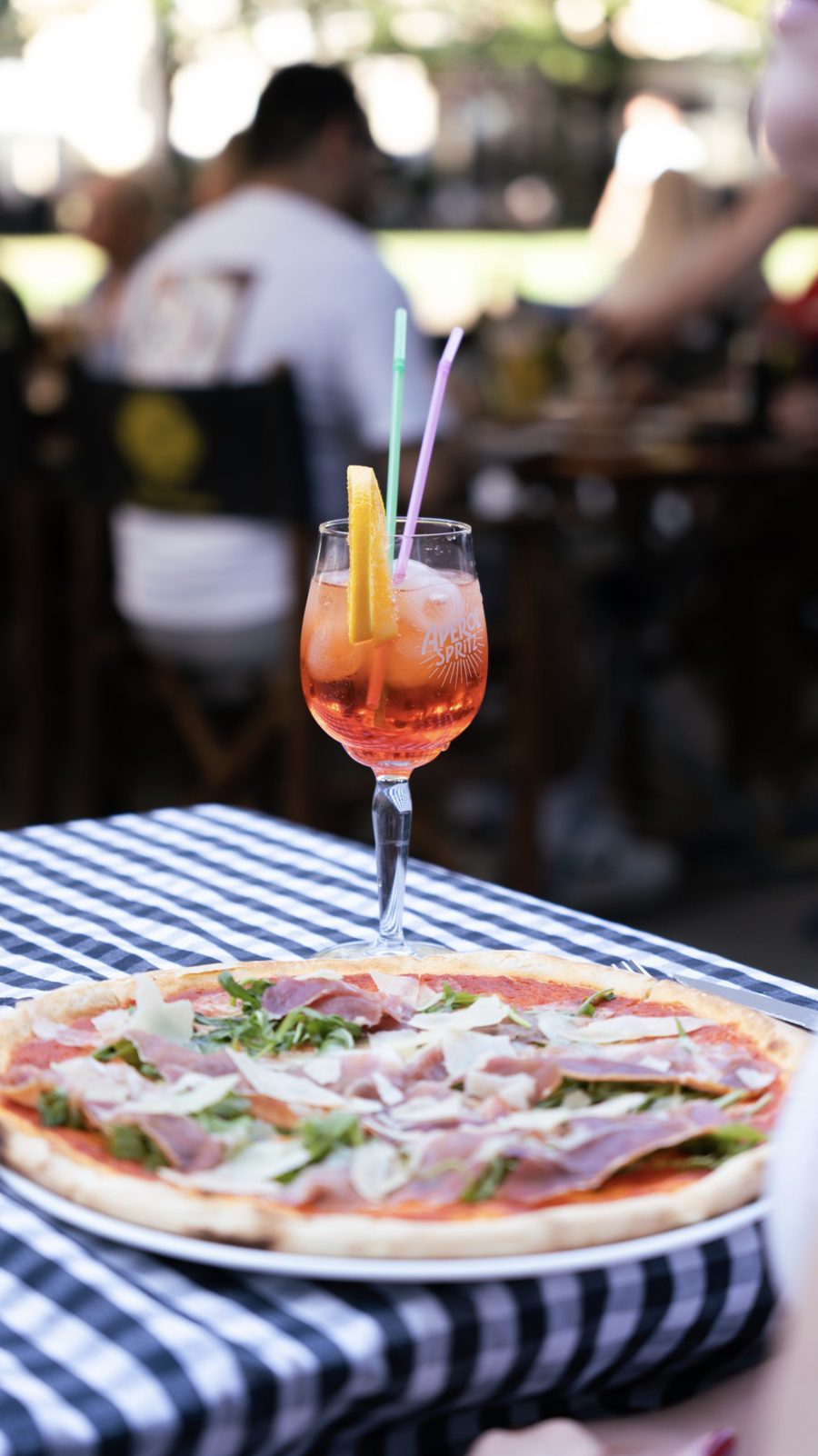 Aperol Spritz und Pizza auf der Terrasse